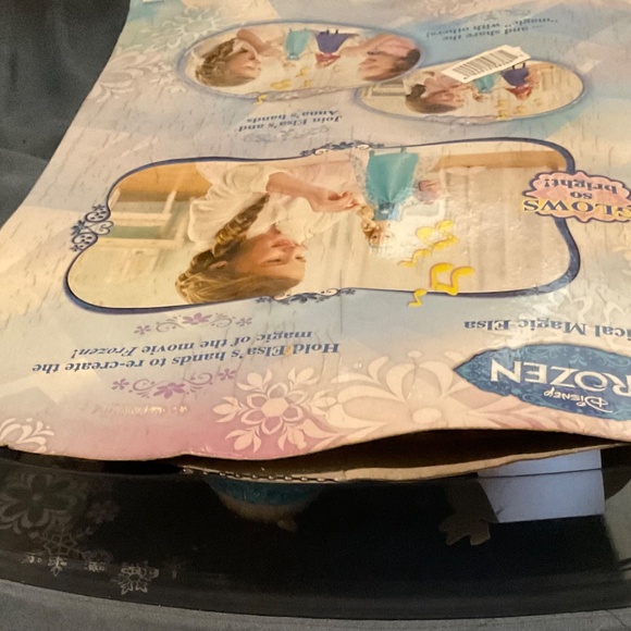 DISNEYs FROZEN QUEEN ELSA SINGING DOLL DAMAGED CARDBOARD .sale - Picture 2 of 10
